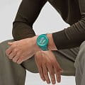 Swatch SB05L101 мужские часы застежка крупным планом