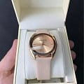 Anne Klein 4030RGBH женские часы застежка крупным планом