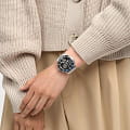 Swatch YVS507G женские часы застежка крупным планом