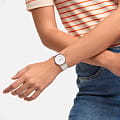 Swatch SS08K102-S14 женские часы застежка крупным планом